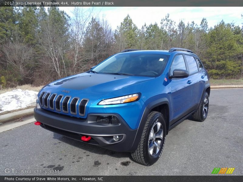 Front 3/4 View of 2017 Cherokee Trailhawk 4x4