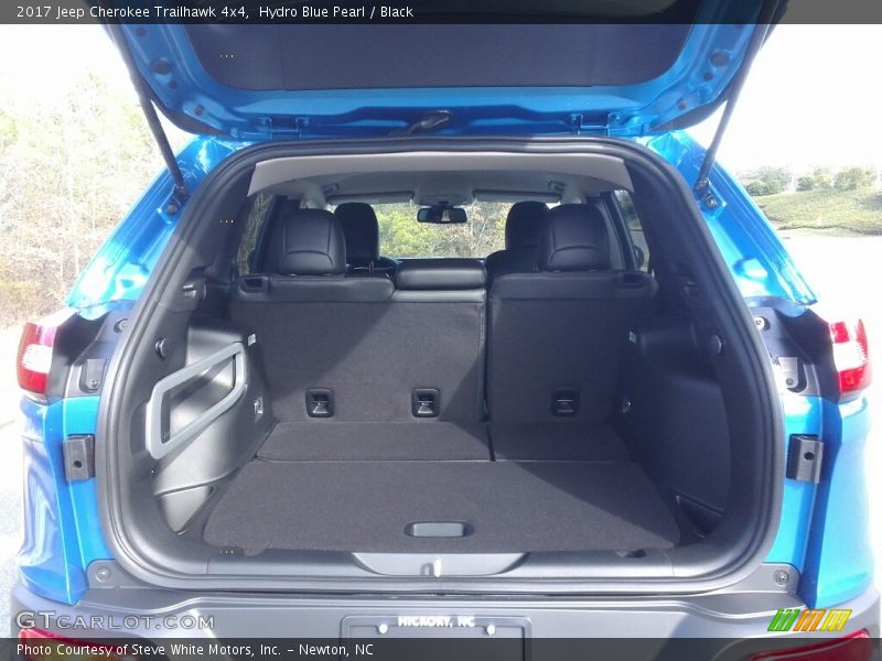  2017 Cherokee Trailhawk 4x4 Trunk