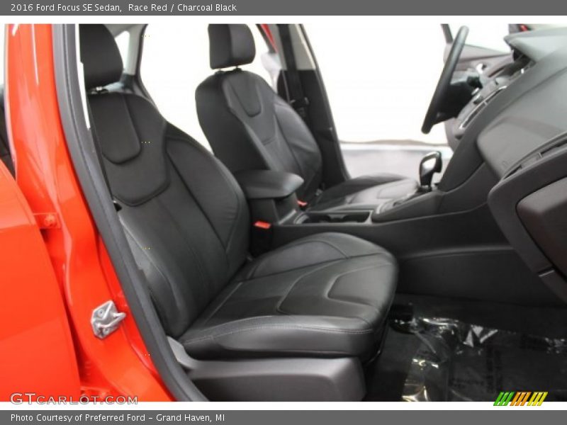 Race Red / Charcoal Black 2016 Ford Focus SE Sedan
