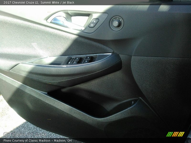Summit White / Jet Black 2017 Chevrolet Cruze LS