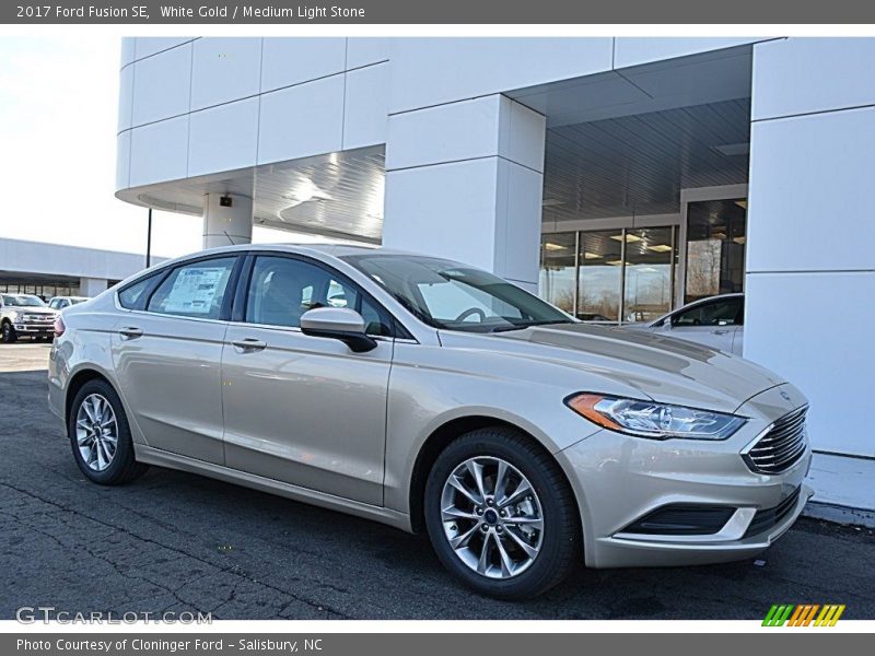 Front 3/4 View of 2017 Fusion SE