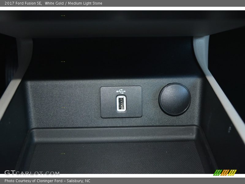 White Gold / Medium Light Stone 2017 Ford Fusion SE