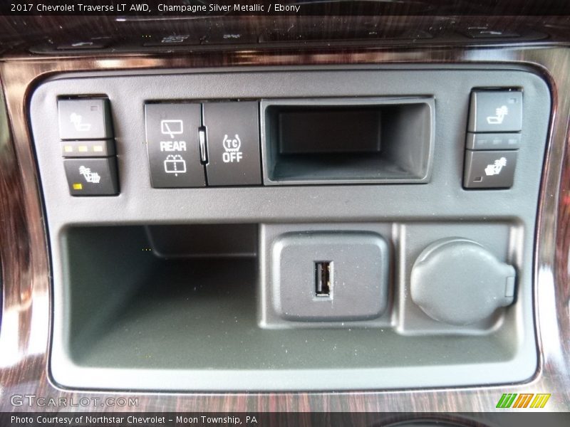 Champagne Silver Metallic / Ebony 2017 Chevrolet Traverse LT AWD