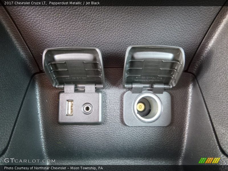 Pepperdust Metallic / Jet Black 2017 Chevrolet Cruze LT