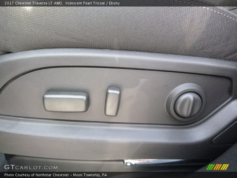 Iridescent Pearl Tricoat / Ebony 2017 Chevrolet Traverse LT AWD
