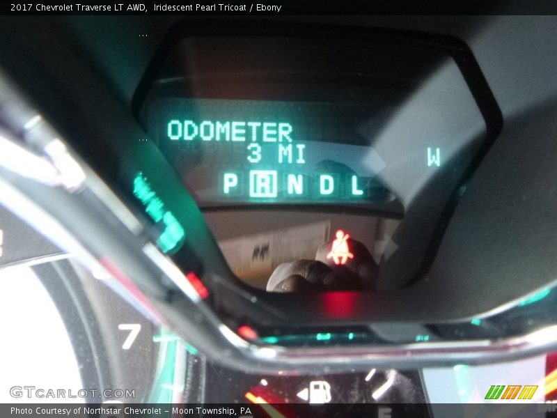 Iridescent Pearl Tricoat / Ebony 2017 Chevrolet Traverse LT AWD