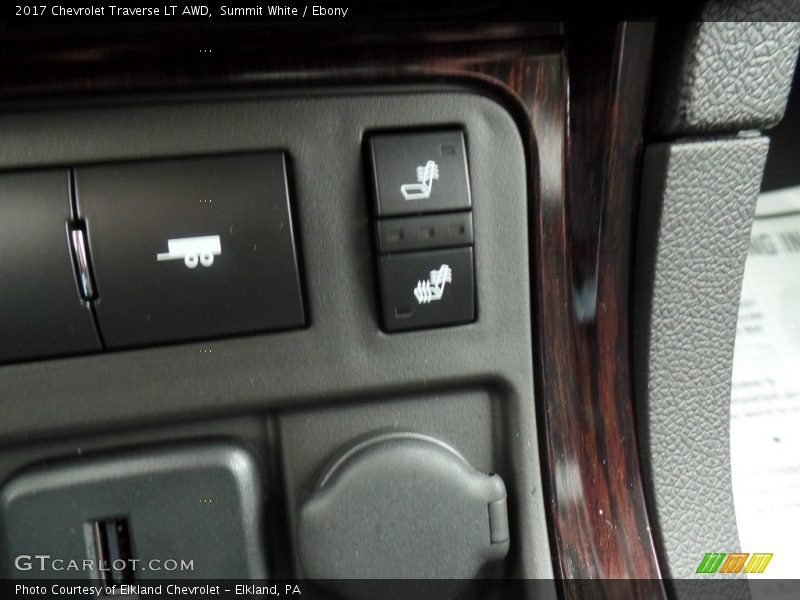 Summit White / Ebony 2017 Chevrolet Traverse LT AWD