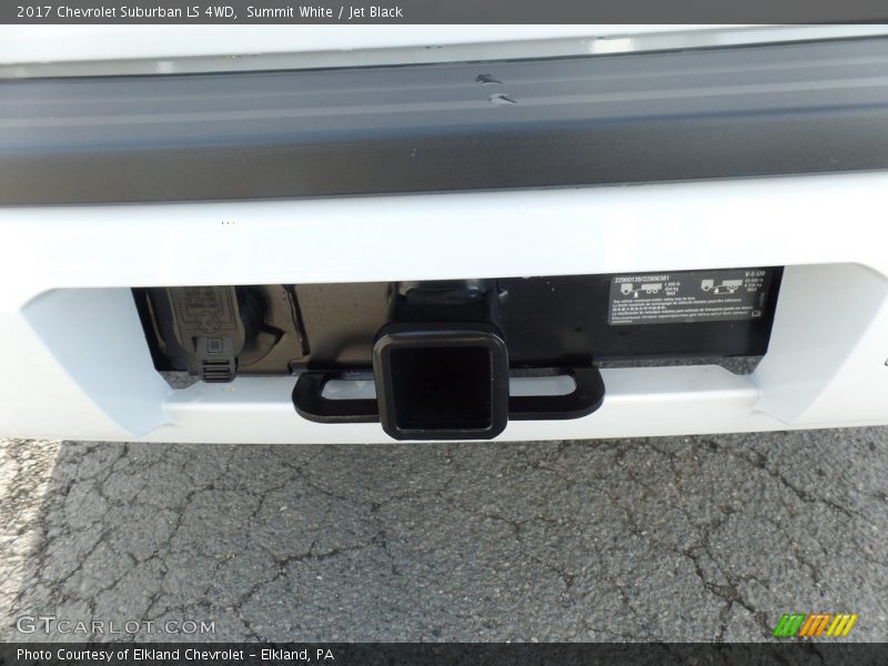 Summit White / Jet Black 2017 Chevrolet Suburban LS 4WD