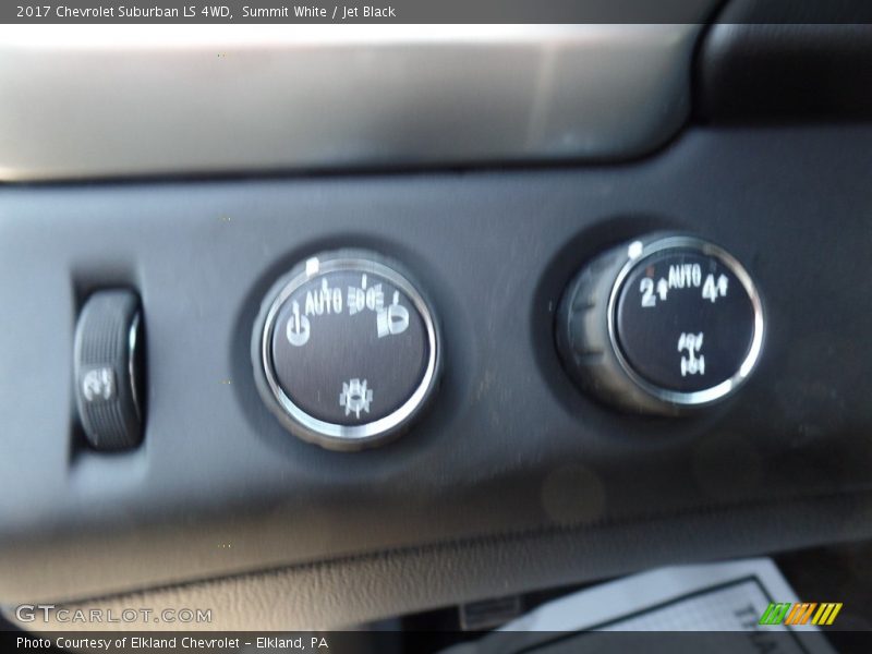 Summit White / Jet Black 2017 Chevrolet Suburban LS 4WD
