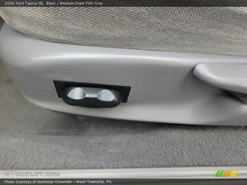 Black / Medium/Dark Flint Grey 2006 Ford Taurus SE