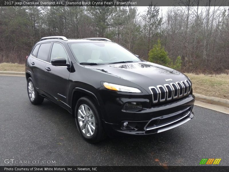 Front 3/4 View of 2017 Cherokee Overland 4x4