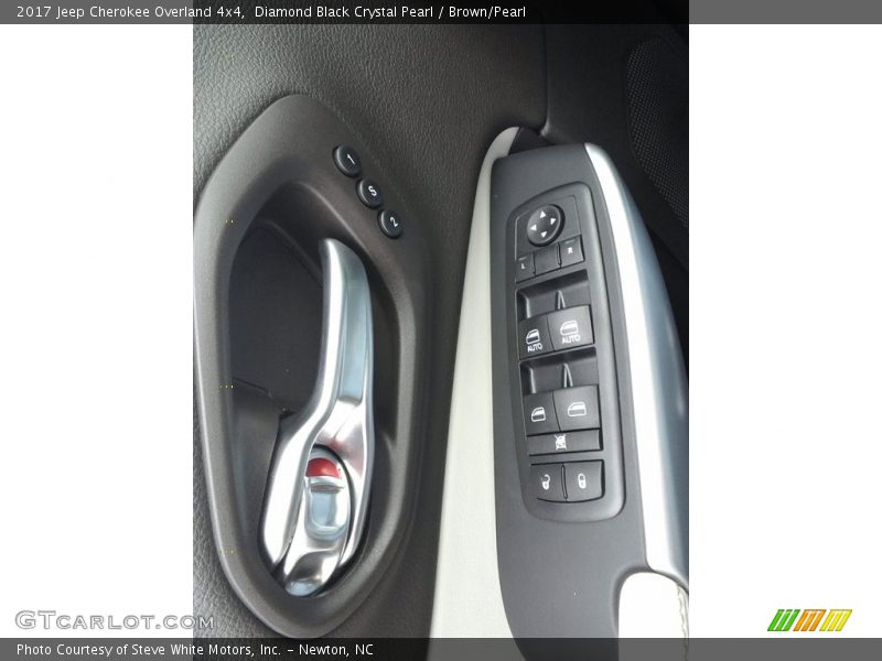 Diamond Black Crystal Pearl / Brown/Pearl 2017 Jeep Cherokee Overland 4x4