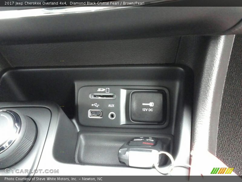 Diamond Black Crystal Pearl / Brown/Pearl 2017 Jeep Cherokee Overland 4x4