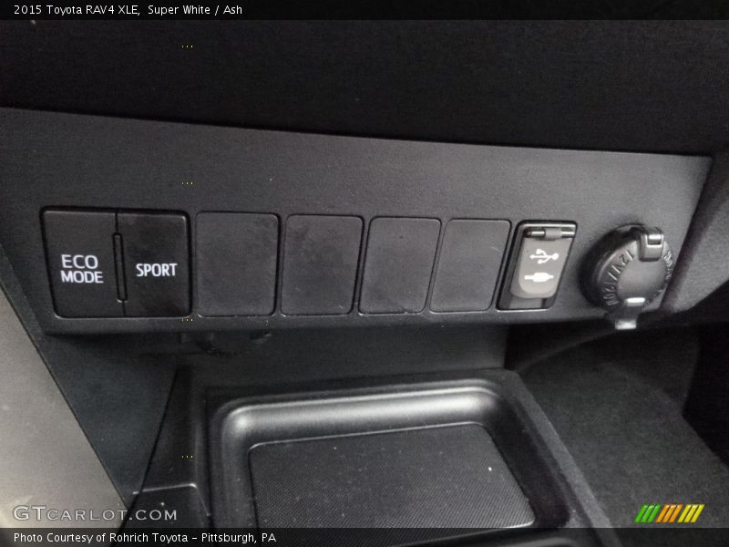 Super White / Ash 2015 Toyota RAV4 XLE