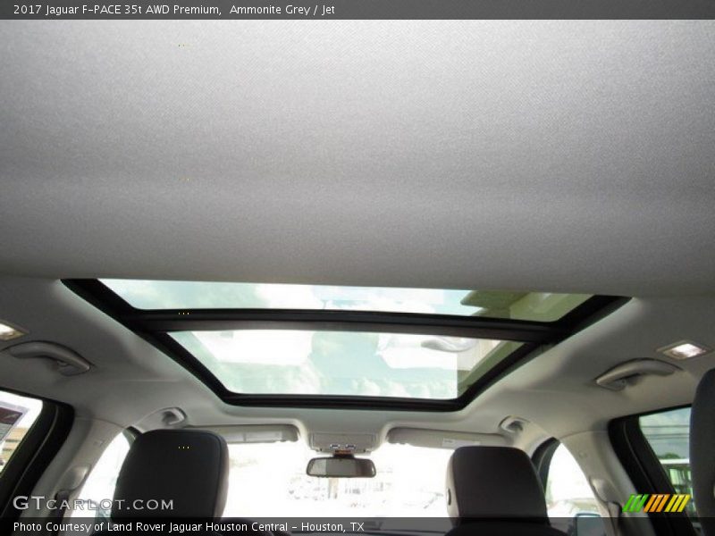 Sunroof of 2017 F-PACE 35t AWD Premium