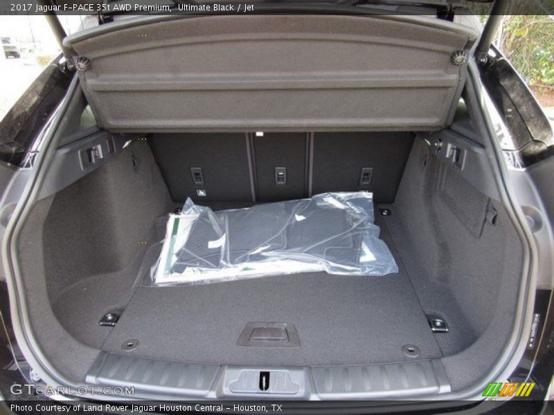  2017 F-PACE 35t AWD Premium Trunk