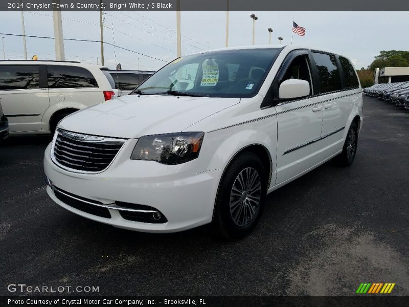 Bright White / S Black 2014 Chrysler Town & Country S