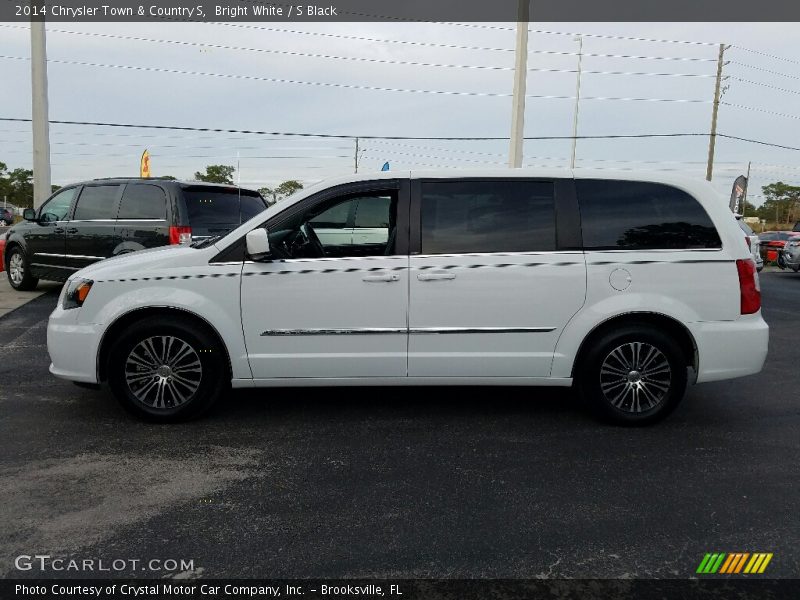 Bright White / S Black 2014 Chrysler Town & Country S