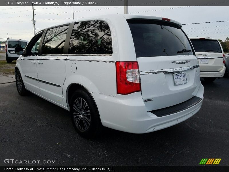 Bright White / S Black 2014 Chrysler Town & Country S
