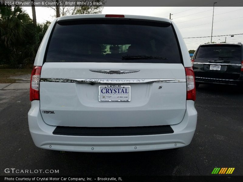 Bright White / S Black 2014 Chrysler Town & Country S