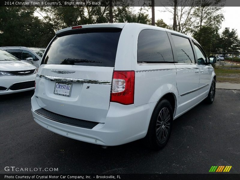 Bright White / S Black 2014 Chrysler Town & Country S