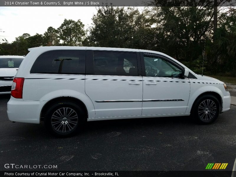 Bright White / S Black 2014 Chrysler Town & Country S