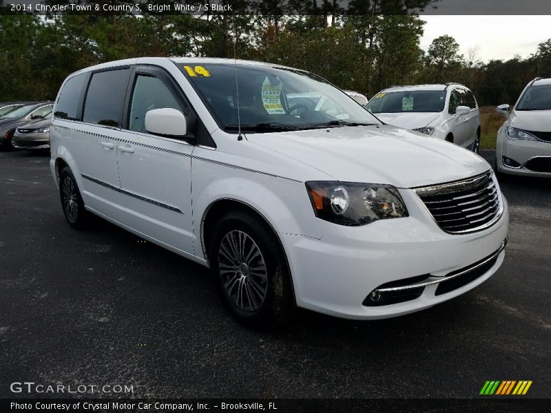 Bright White / S Black 2014 Chrysler Town & Country S