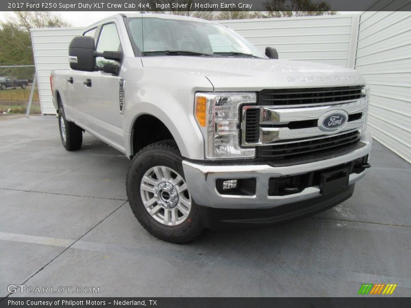 Front 3/4 View of 2017 F250 Super Duty XLT Crew Cab 4x4