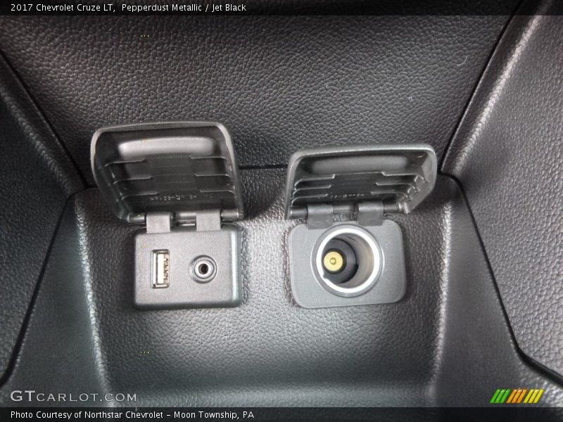 Pepperdust Metallic / Jet Black 2017 Chevrolet Cruze LT