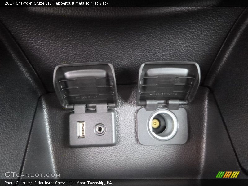 Pepperdust Metallic / Jet Black 2017 Chevrolet Cruze LT