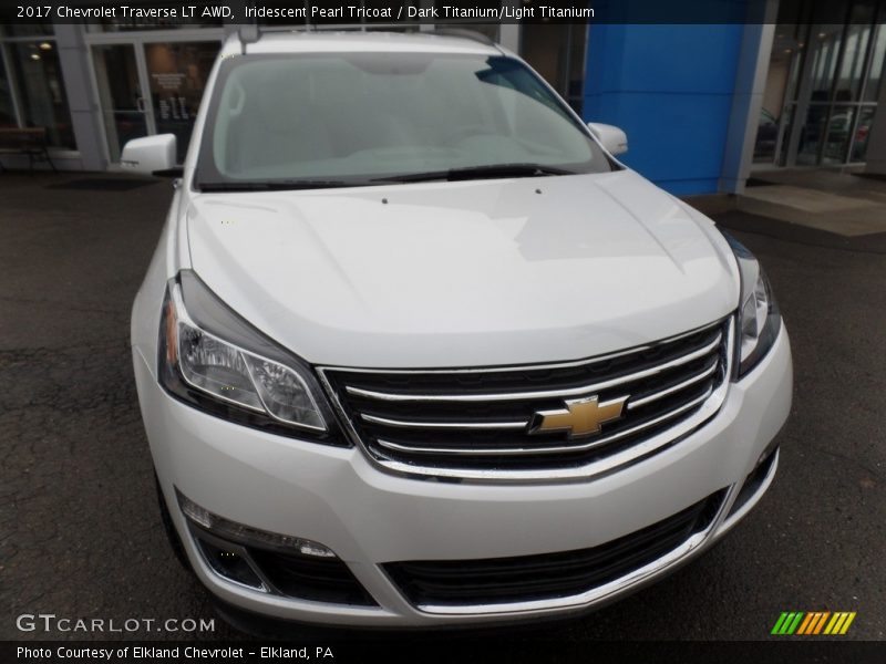 Iridescent Pearl Tricoat / Dark Titanium/Light Titanium 2017 Chevrolet Traverse LT AWD