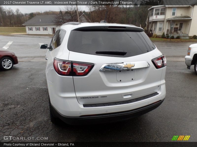 Iridescent Pearl Tricoat / Dark Titanium/Light Titanium 2017 Chevrolet Traverse LT AWD