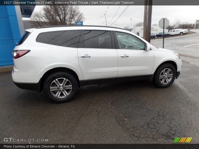 Iridescent Pearl Tricoat / Dark Titanium/Light Titanium 2017 Chevrolet Traverse LT AWD