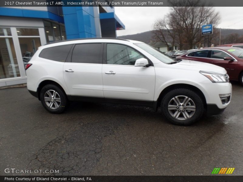 Iridescent Pearl Tricoat / Dark Titanium/Light Titanium 2017 Chevrolet Traverse LT AWD