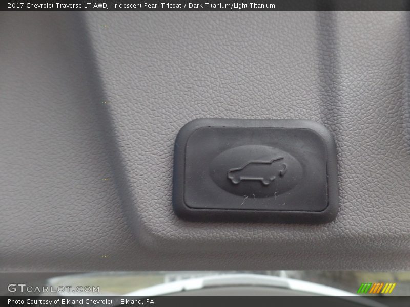 Iridescent Pearl Tricoat / Dark Titanium/Light Titanium 2017 Chevrolet Traverse LT AWD