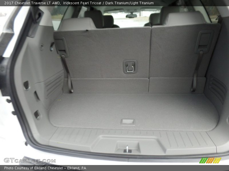 Iridescent Pearl Tricoat / Dark Titanium/Light Titanium 2017 Chevrolet Traverse LT AWD