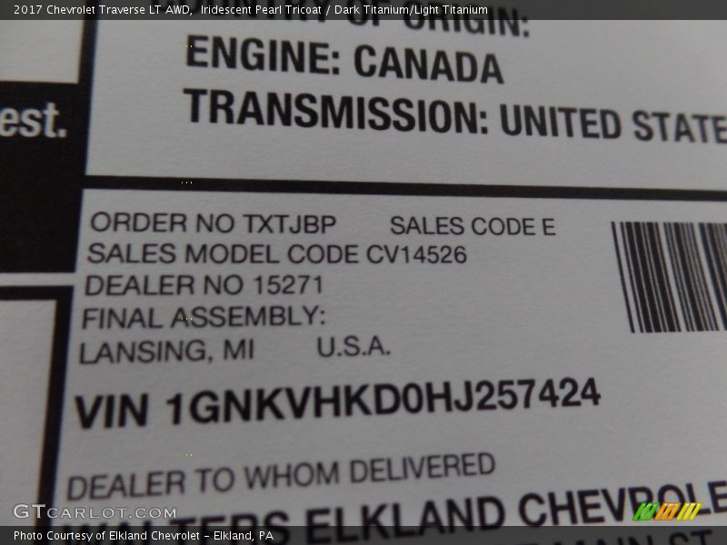 Iridescent Pearl Tricoat / Dark Titanium/Light Titanium 2017 Chevrolet Traverse LT AWD