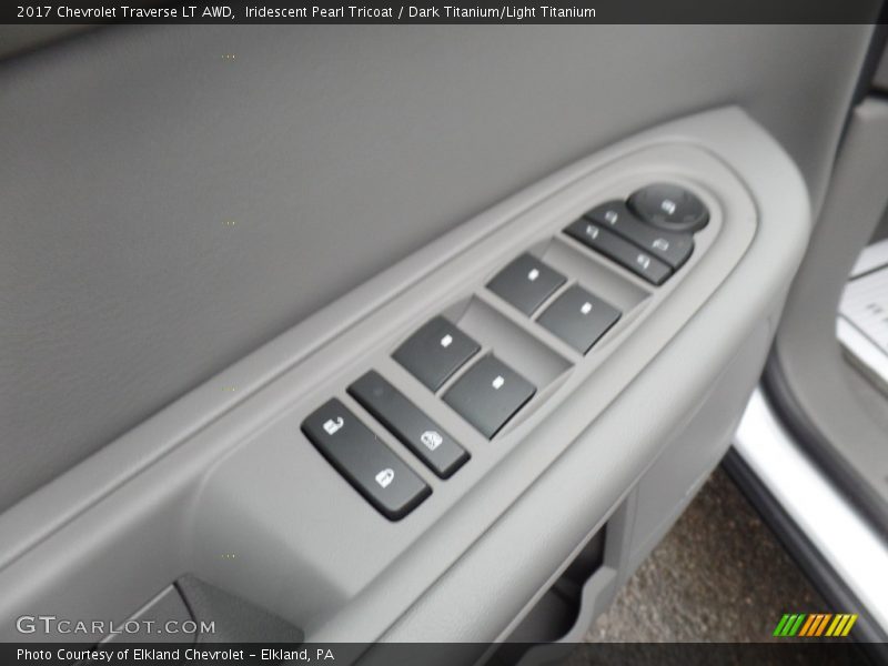 Iridescent Pearl Tricoat / Dark Titanium/Light Titanium 2017 Chevrolet Traverse LT AWD