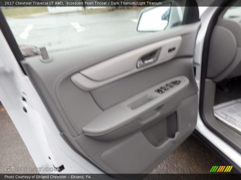 Iridescent Pearl Tricoat / Dark Titanium/Light Titanium 2017 Chevrolet Traverse LT AWD