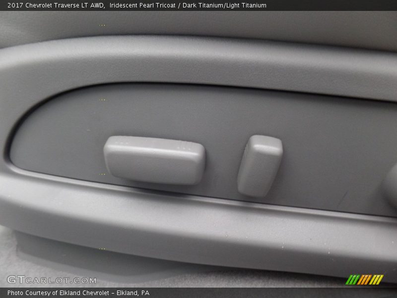 Iridescent Pearl Tricoat / Dark Titanium/Light Titanium 2017 Chevrolet Traverse LT AWD