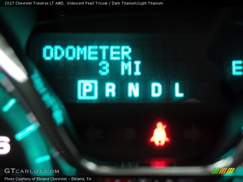 Iridescent Pearl Tricoat / Dark Titanium/Light Titanium 2017 Chevrolet Traverse LT AWD