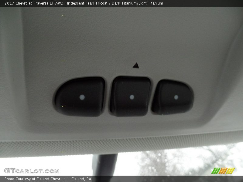 Iridescent Pearl Tricoat / Dark Titanium/Light Titanium 2017 Chevrolet Traverse LT AWD