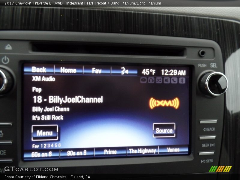 Iridescent Pearl Tricoat / Dark Titanium/Light Titanium 2017 Chevrolet Traverse LT AWD