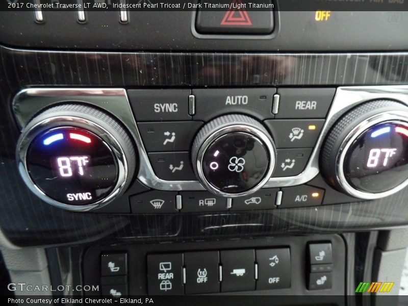 Iridescent Pearl Tricoat / Dark Titanium/Light Titanium 2017 Chevrolet Traverse LT AWD