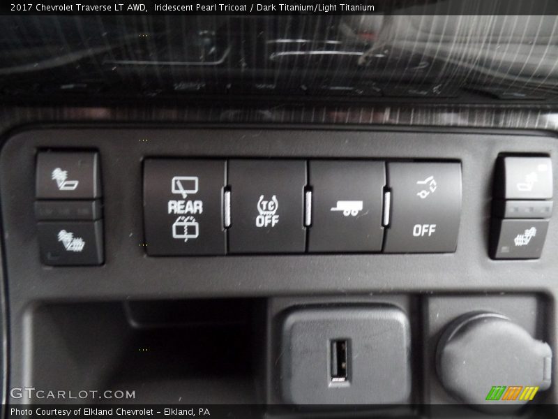 Iridescent Pearl Tricoat / Dark Titanium/Light Titanium 2017 Chevrolet Traverse LT AWD