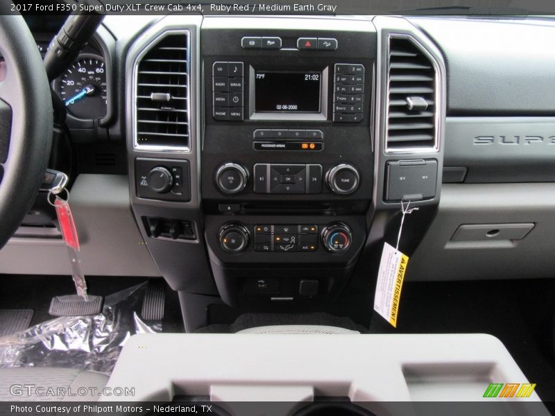Controls of 2017 F350 Super Duty XLT Crew Cab 4x4