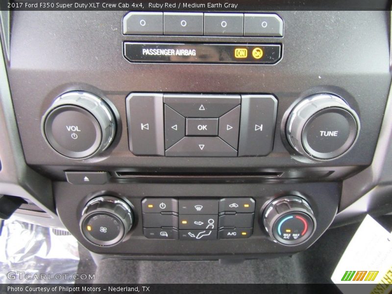 Controls of 2017 F350 Super Duty XLT Crew Cab 4x4