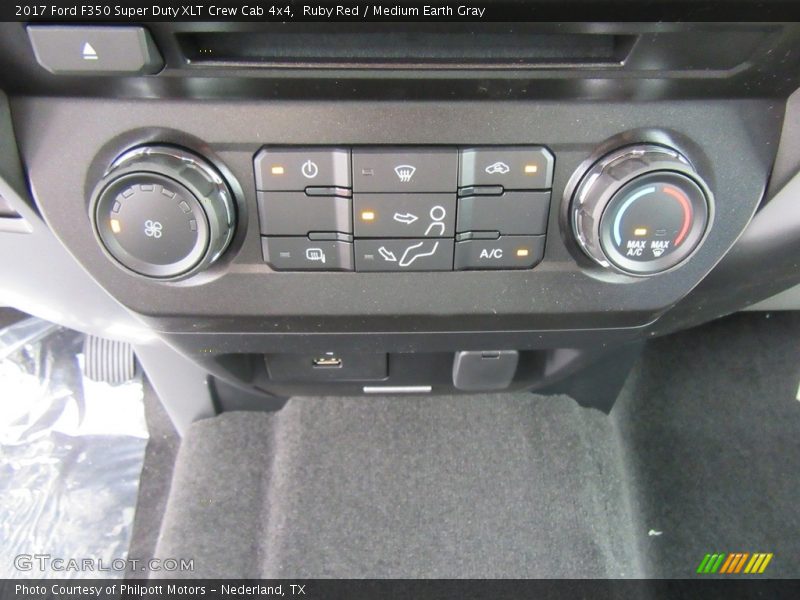 Controls of 2017 F350 Super Duty XLT Crew Cab 4x4
