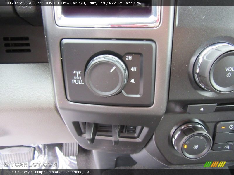 Controls of 2017 F350 Super Duty XLT Crew Cab 4x4