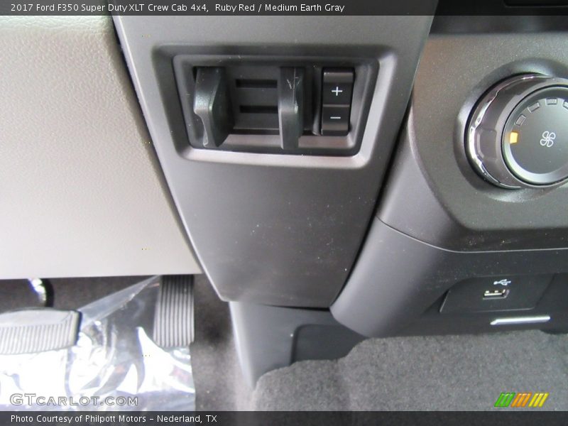Controls of 2017 F350 Super Duty XLT Crew Cab 4x4